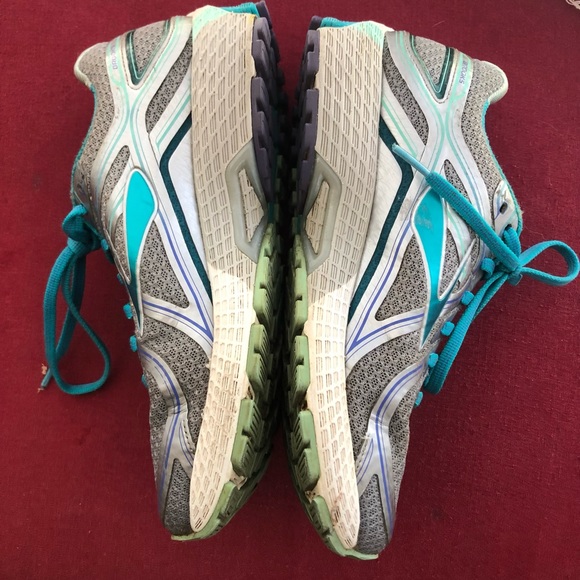 Brooks women’s size 7 athletic shoes. - Picture 8 of 9
